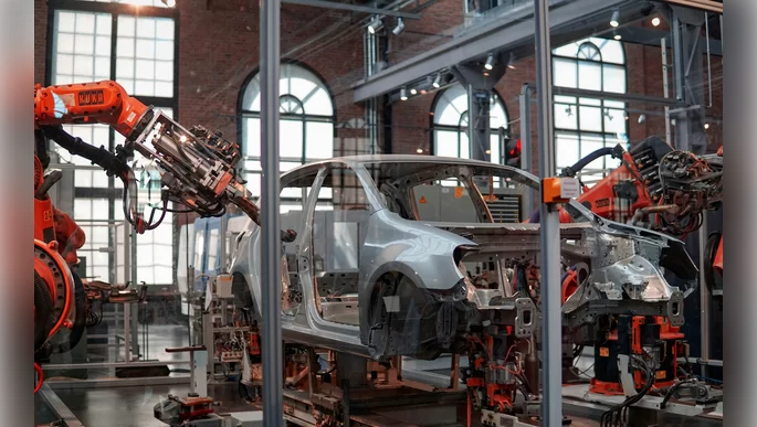 In diesem Bild können wir sehen, wie das Auto gemacht wird.