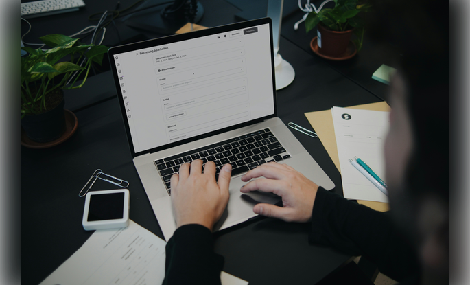 eine Person arbeitet an einem Laptop