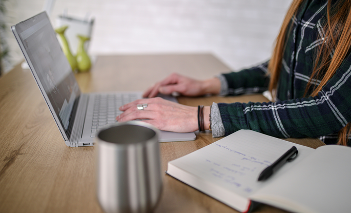 Was ist CPQ für HubSpot Eine Person, die am Laptop arbeitet.